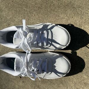 Puma Women 7.5 White Sneakers